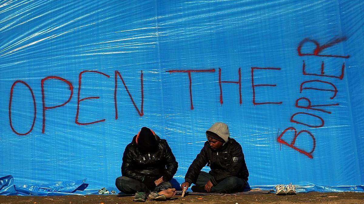 1.600 Menschen warten an der Grenze zwischen Griechenland und Mazedonien auf die Weiterreise