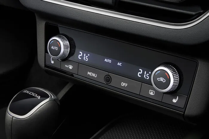 Auch die Steuerung der Klimaanlage in der Mittelkonsole und die Tasten für die Start-Stopp-Technik, die Fahrprofilauswahl oder den Parkassistenten direkt vor dem Schalthebel sind gut erreichbar. Die seitlichen Lüftungsdüsen reichen bis in die Türen und verstärken die optische Breite und das großzügige Raumgefühl.
