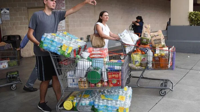 Mit ausartenden Einkäufen versuchen sich die Menschen in Miami Beach auf Hurrikan "Irma" vorzubereiten.