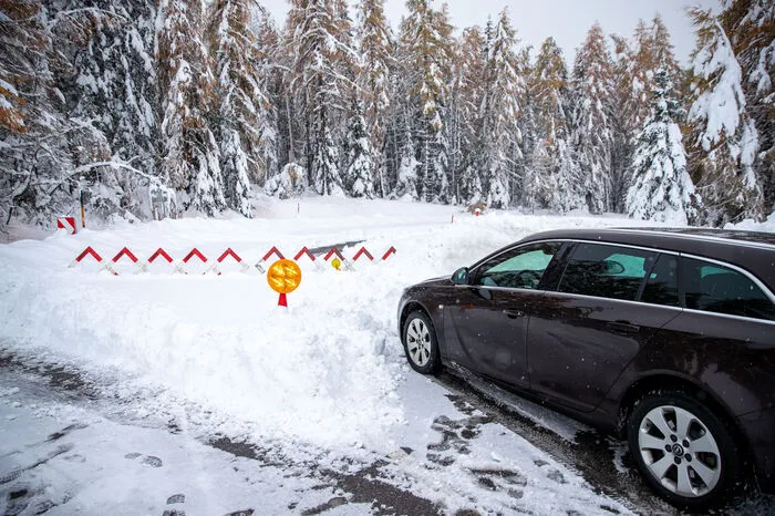 Straßen mussten gesperrt werden und in den tieferen Lagen haben Starkregen und Schneefall zu Hangrutschungen, Muren und Felseinstürzen geführt. 