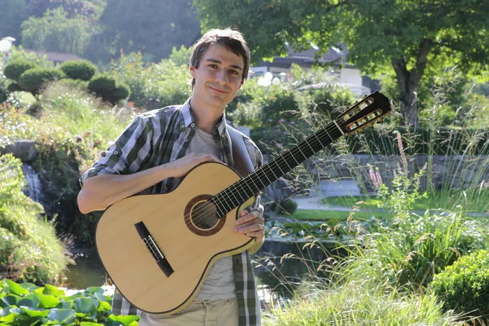 Bernhard Steiner, der „multistringuale“ Gitarrist aus Kärnten, begeistert das Publikum mit seinen kunstvollen Fingerstyle-Arrangements und seiner Stilvielfalt.