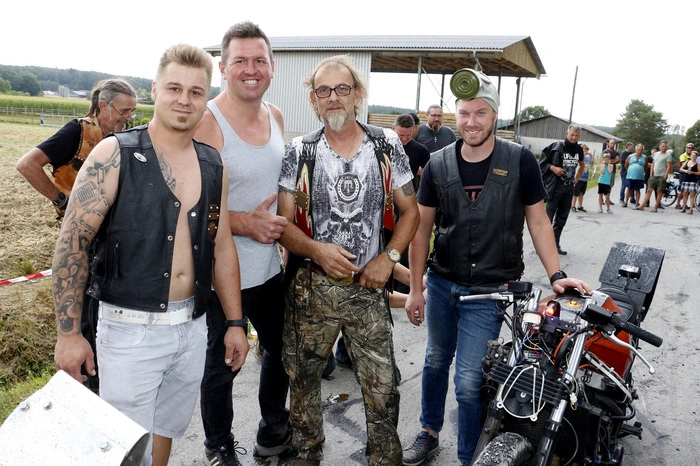Das Stuntrider-Team rund um Bernhard Falk...