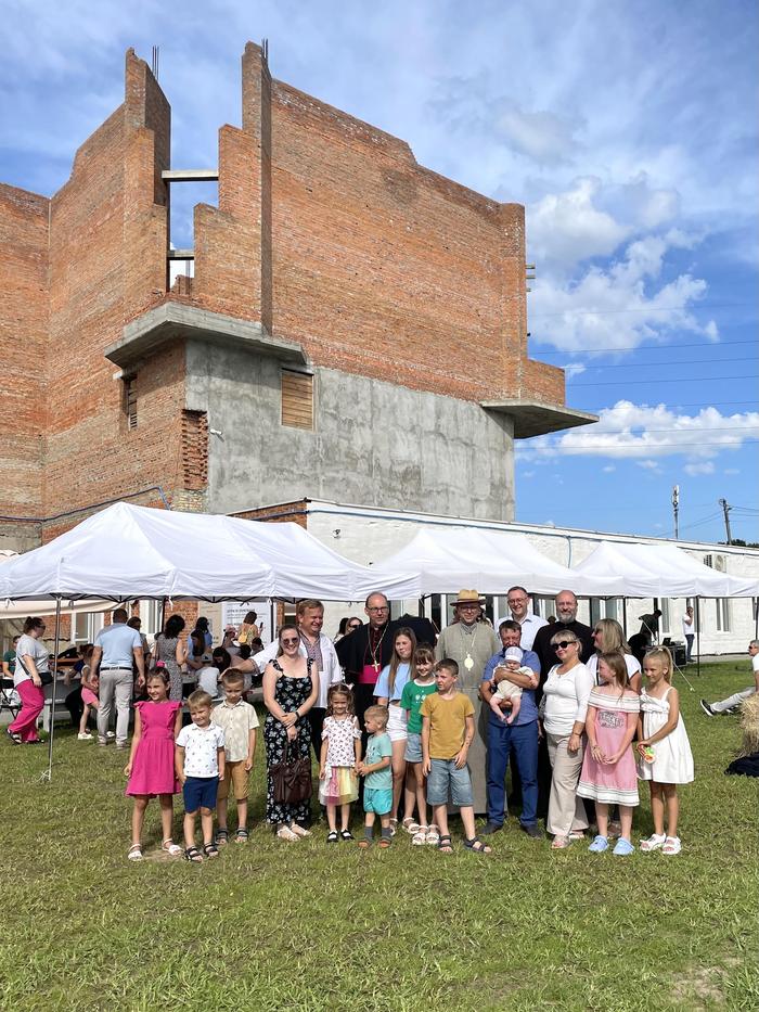 Ein Zusammentreffen mit Familien in der Ukraine, deren Väter im Krieg gefallen sind