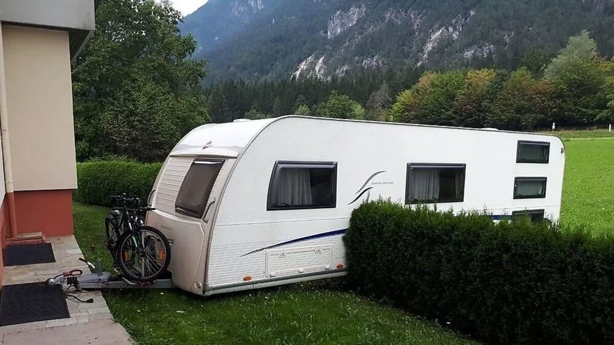 Feuerwehr barg Wohnwagen aus Garten