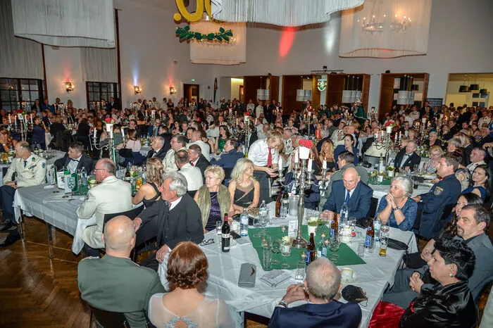 Der Speisesaal der Belgierkaserne als festlich geschmückter Ballsaal.