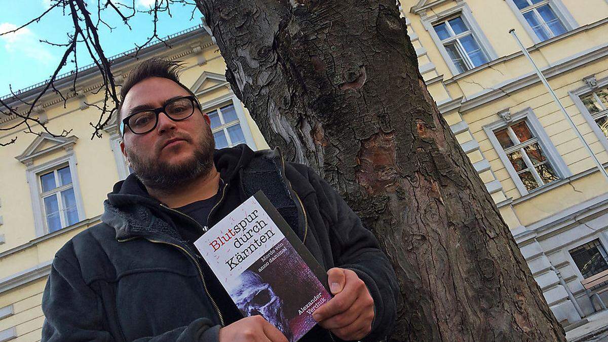 Krimi-Fan Alexander Verdnik mit seiner jüngsten Publikation