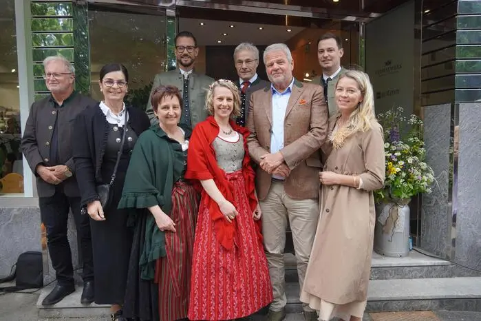Zahlreiche Gäste bei der Eröffnung (von links): Pfarrer Ernst Windbichler, Landesrätin Maria Lagger-Pöllinger, Sylvia Gritzner, Landesrat Sebastian Schuschnig, Petra Morgenstern, Roland Gritzner, Bügermeister Gerhard Köfer mit Frau Evelyn Köfer sowie Franz Morgenstern