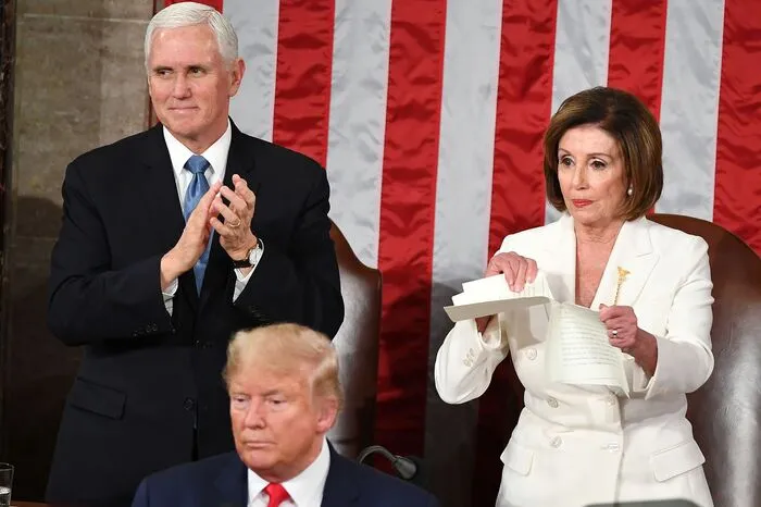 Hinter Trump sitzt am Dienstagabend (Ortszeit) die Vorsitzende des Repräsentantenhauses, die Gastgeberin Nancy Pelosi.