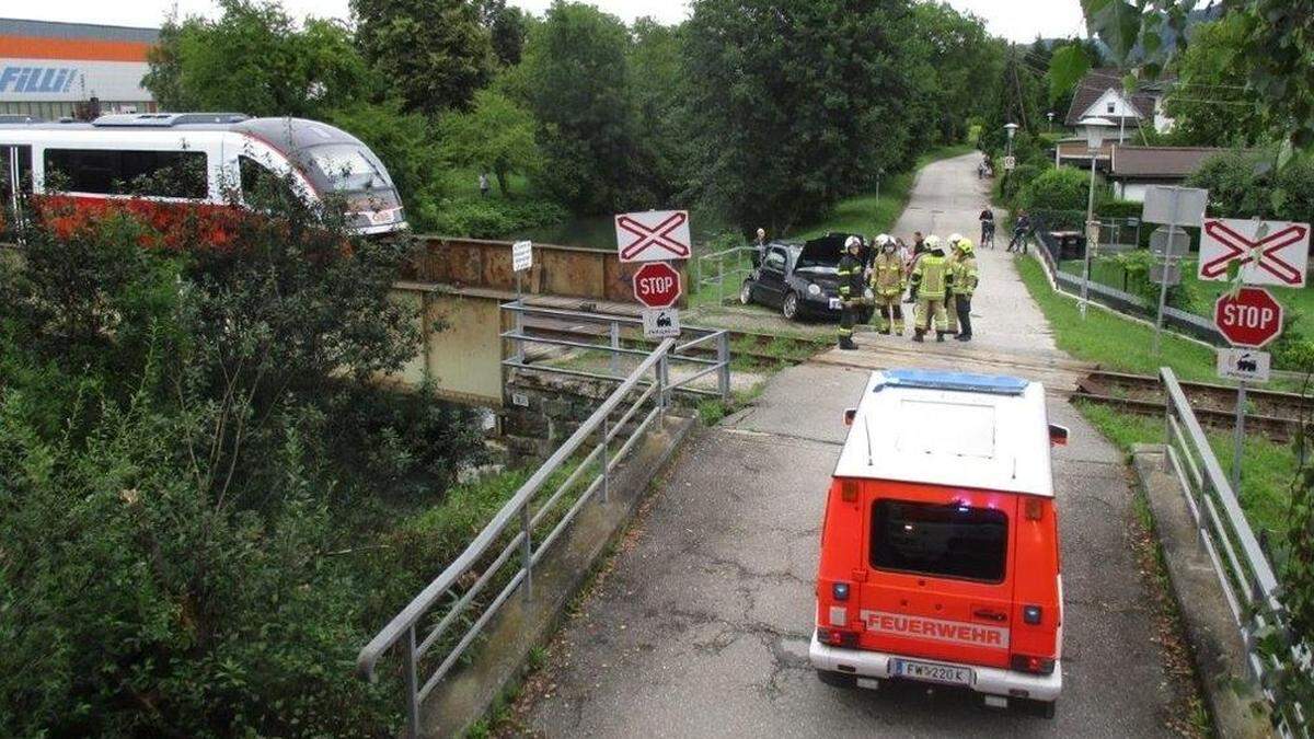 Der herannahende Zug erfasste den Pkw am Heck, heißt es 