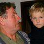 Der kleine Maximilian mit seinem Opa Paul Rössler. „Ich habe jede Hilfe bekommen, die ich gebraucht habe“, sagt der 23-Jährige heute