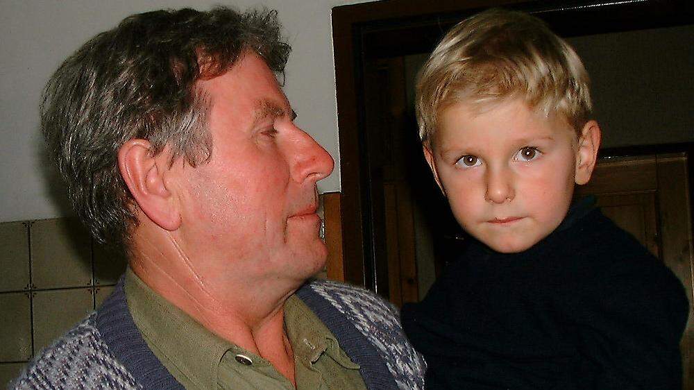 Der kleine Maximilian mit seinem Opa Paul Rössler. „Ich habe jede Hilfe bekommen, die ich gebraucht habe“, sagt der 23-Jährige heute