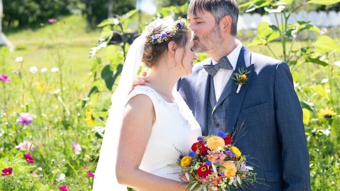 Für ihre Traumhochzeit haben sich Caroline Schebesta und Josef Steiner die wunderschöne Südoststeiermark ausgesucht. Die Personalentwicklerin und der Baumeister aus Wien gaben sich unter freiem Himmel am 12. August am Obsthof Haas in Gnas das Ja-Wort. Den krönenden Abschluss dieses rauschenden Festes bildete eine Sternschnuppennacht - Perseiden für das Brautpaar.