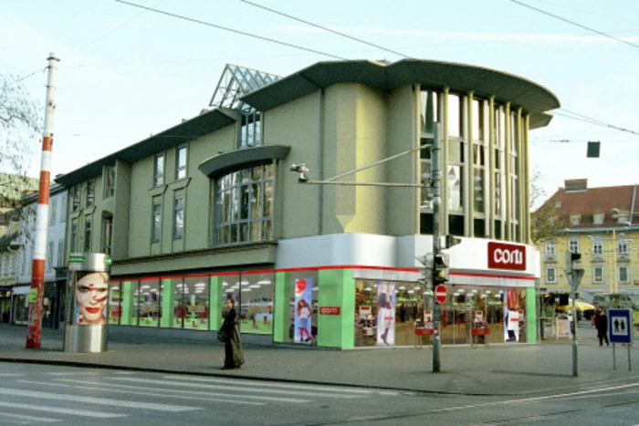 Im Jahr 2002 zog die Leder &amp; Schuh AG mit ihrer Marke "Corti" ins ehemalige Scheinerhaus auf dem Jakominiplatz. 13 Jahre später . . .