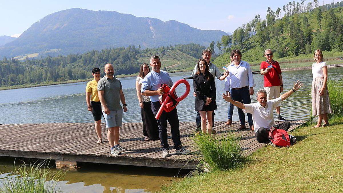 Charly Plautz vom Tourismusverein (vorne), Vertreter der Gemeinde und Robert Karlhofer 