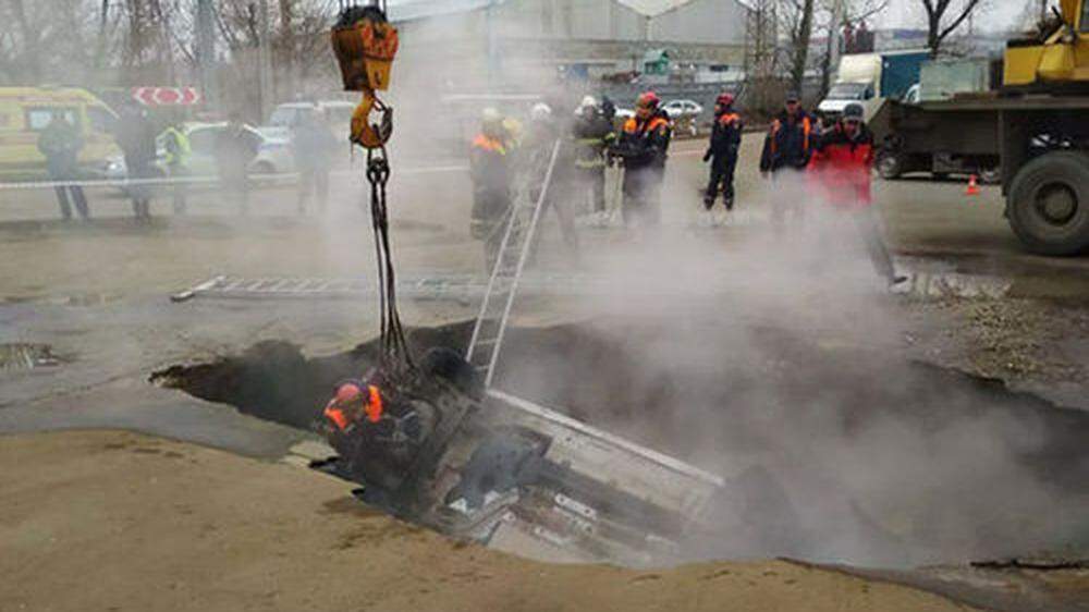 Nach dem Bruch einer Fernwasserleitung in Russland ist ein Auto mit zwei Männern in ein Loch mit kochendem Heizungswasser gestürzt