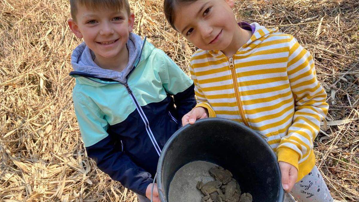 Noah und Juliane mit geretteten Kröten 