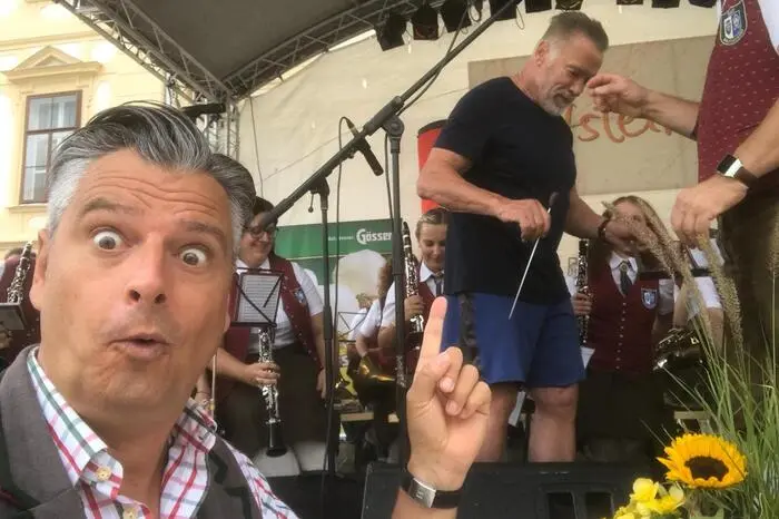 Auch Bühnen-Moderator Dorian Steidl hatte zunächst keine Ahnung, wer da plötzlich daherkommt.