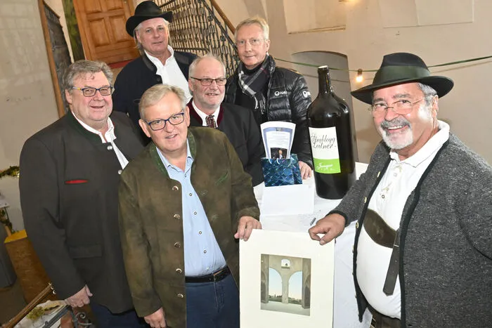 Von links: Sponsor Manfred Siller, Weinexperte Reinhard Prein, Walter Granitzer vom Carinthiachor Millstatt, Bürgergarde-Hauptmann Hubert Franz und hinten Organisator Peter Gasser mit FIS-Direktor Walter Hofer.
