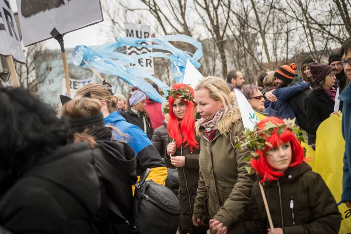 Etwa 200 Kraftwerksgegner schlossen sich dem Protestmarsch an. Zahlreiche sind dem Aufruf zum Verkleiden gefolgt ...