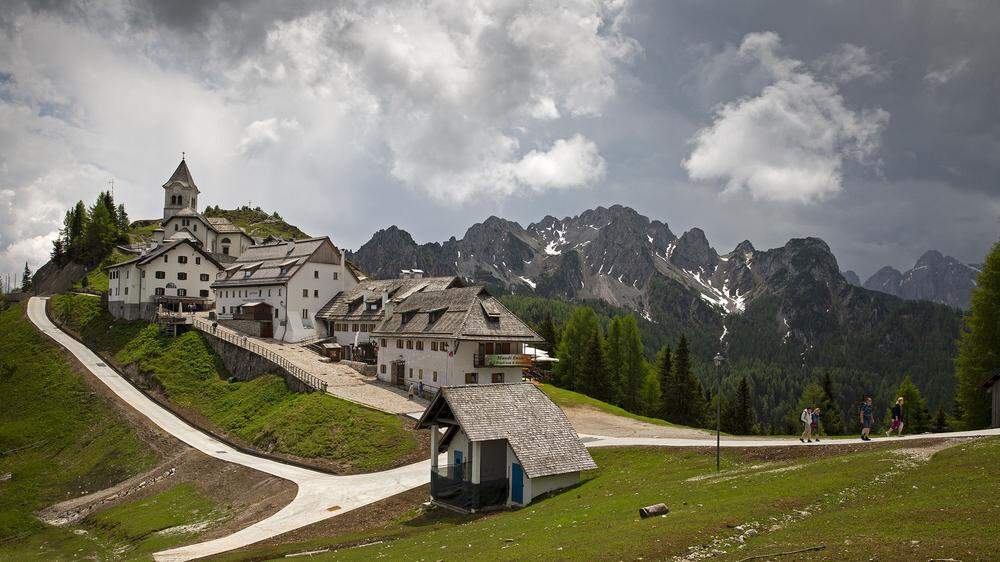 Die Wallfahrtskirche &quot;Santuario del Monte Lussari&quot; liegt im Dreiländereck Italien, Österreich und Slowenien auf 1789 Meter