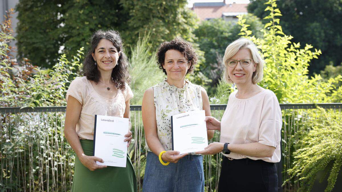 Die Geschäftsführerin von &quot;LebensGroß&quot; Susanne Maurer-Aldrian überreichte die Studienergebnisse an Umweltministerin Leonore Gewessler (Grüne) und die steirische Landessprecherin der Grünen, Sandra Krautwaschl 