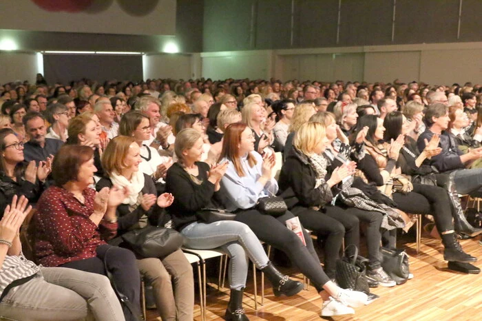 Übrigens: Frauen gaben am Samstagabend im Saal den Ton an. Unter den rund 600 Besuchern war nur eine kleine Schar von Männern anzutreffen.