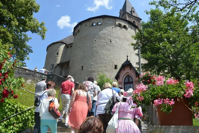 Nach der kurzen Eröffnung der Feierlichkeiten stürmte die gesamte Gruppe über die Eisenerzer Kirchenstiege die Mauern der Wehranlage und Pfarrkirche St. Oswald.