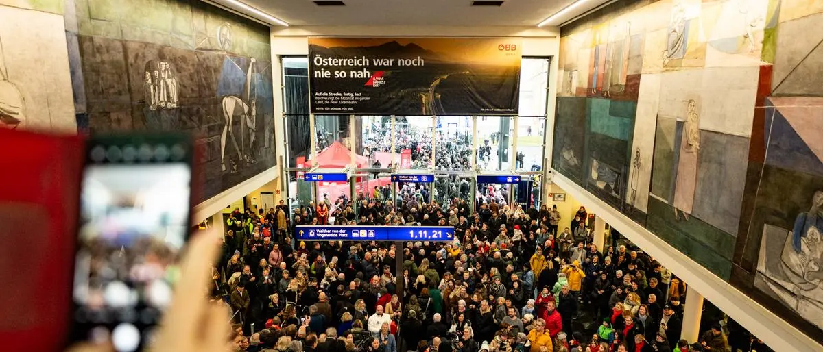 Ein Bild sagt mehr als tausend Worte: Der Hauptbahnhof Klagenfurt wurde von den Zug-Fans gestürmt, Applaus brandete auf