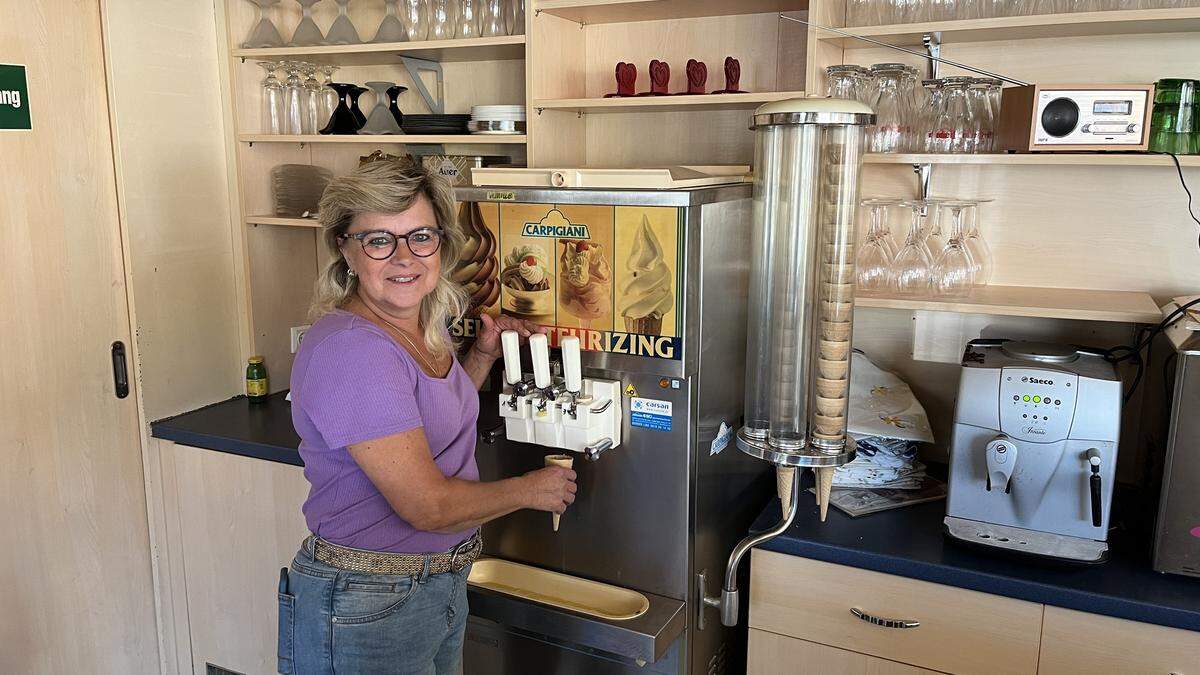 Die neue Wirtin Karin Stadler wenige Tage vor der Wiedereröffnung im Plotz-Kaffee, ehemals Dorfcafe, in St. Stefan 