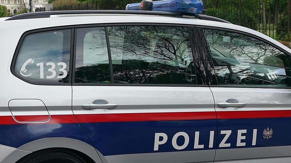 Als die Polizei kam, gingen der Mann und seine Freundin auf die Beamten los