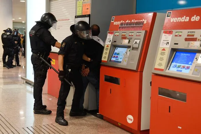 Hunderte Unabhängigkeits-Befürworter versammelten sich auf Straßen und in U-Bahnhöfen, sodass für Reisende kaum noch ein Durchkommen möglich war.