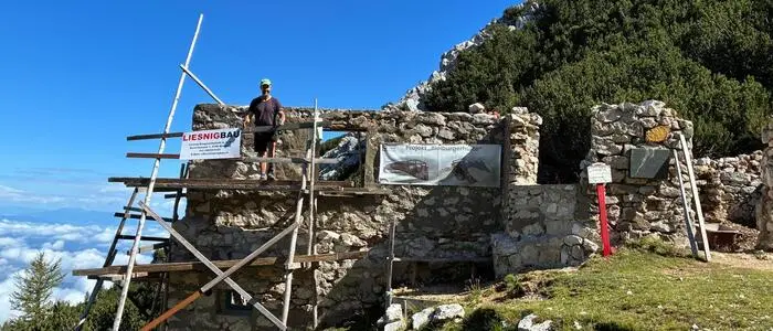 Ein Mann steht zwischen Ruinen 