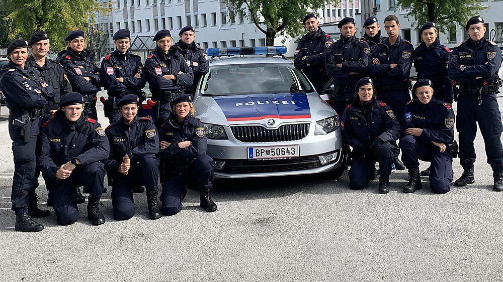Caroline Pilhatsch (links stehend neben dem Auto) absolviert ihre Polizeiausbildung