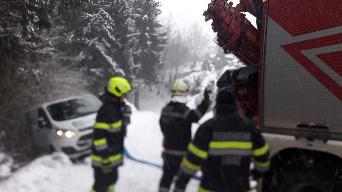 Der Klein-Lkw rutschte nach hinten und blieb an der Böschungskante hängen