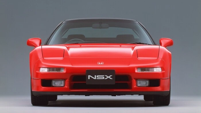 1990 bekamen Ferrari und Co das Fürchten. Der Grund dafür kam aus Japan, wurde dort zum Großteil aus Alu in Handarbeit gefertigt, leistete in der ersten Evolutionsstufe 274 PS bei 8000 U/min und trat zum Kampfpreis an. Kurz, der Honda NSX stand am Start.