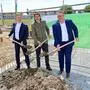 Offizieller Spatenstich für den Ausbau der Fernwärme in Deutschlandsberg: Werner Ressi, Vorstand Energie Steiermark, Bürgermeister Josef Wallner und Martin Graf, Vorstand Energie Steiermark (v. l. n. r.)