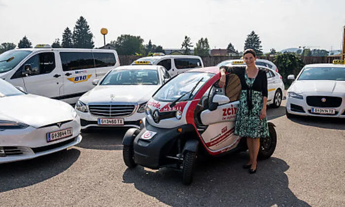 „Wir fahren. Sie lesen.“ Ab sofort kenntlich gemacht an allen Fahrzeugen von Taxi 878, hier: Renault twizy von Vogl+Co
