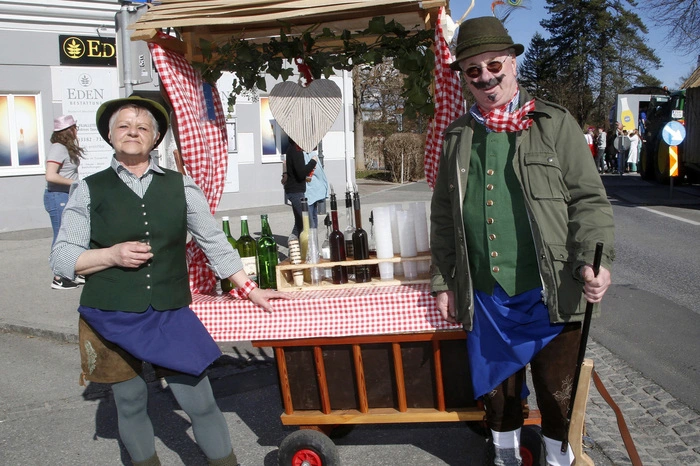 zog der schrille, bunte und lautstarke Faschingstross...