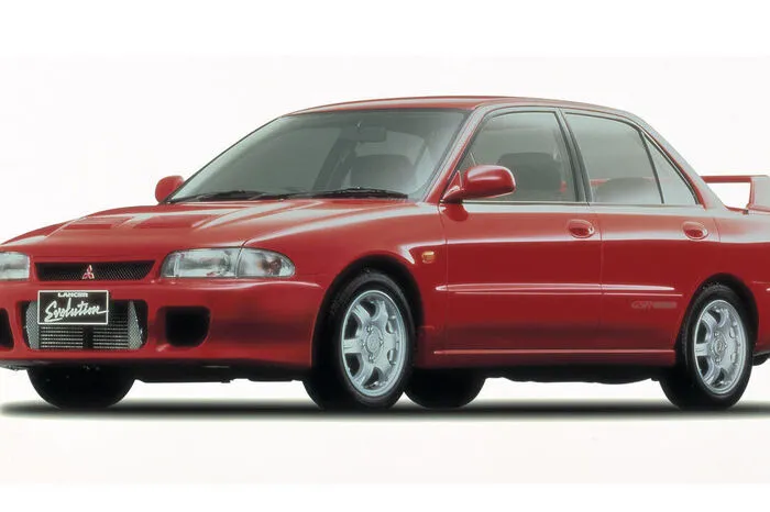 Der erste Evo sah fast schon unschuldig aus. Große Scheiben, nettes Gesicht, aber den Antriebsstrang vom Allrad-Galant VR4 unter dem Blech und 250 PS aus einem Zweiliter-Turbomotor. Für 1993 eine mehr als heftige Ansage – und das perfekte Basisgerät für den Rallyesport.