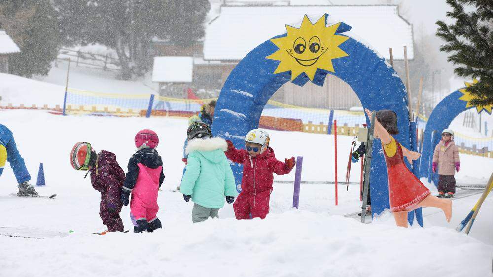 Am Falkert hatten die Kinder am Dienstag Spaß im Schnee