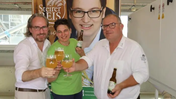 Mit dem Sun Rice - Bieranstich durch Lava Bräuchef Roman Schmidt und den Reisproduzenten Adele und Franz Fuchs, wurde in Pölten das Reisfest eröffnet.