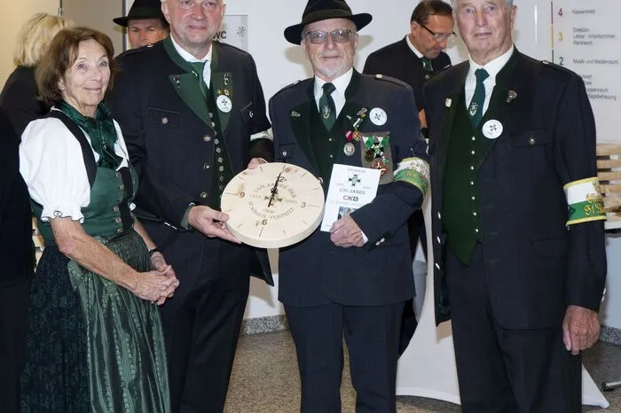 Der Obmann des Ortsverbandes, Bürgermeister Bruno Aschenbrenner, präsentierte im Anschluss einen Auszug aus der Chronik des Kameradschaftsbundes St. Marein-Feistritz: Der Ortsverband wurde im Jahre 1923 unter Obmann Franz Hütter gegründet. Vorher gab es schon zahlreiche Mitglieder, die bei anderen Verbänden integriert waren. 1922/23 wurden in den Gemeinden St. Marein und Feistritz Kriegerdenkmäler für gefallene und vermisste Soldaten errichtet.