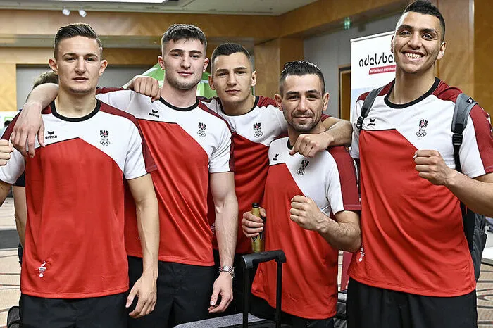 Aufgrund der chaotischen Zustände im krisengeschüttelten und suspendierten Weltverband AIBA hat das IOC das Qualifikationsprozedere der nun 13 Gewichtsklassen (5 Frauen/8 Männer) neu gestaltet und auch die Ausrichtung der Ausscheidungsturniere von Jänner bis Mai 2020 übernommen. Für die österreichischen Anwärter wird es Ende Februar/Anfang März beim Europa-Quotenplatzturnier in London ernst, am aussichtsreichsten ist Umar Dzambekov. Der 21-jährige Halbschwergewichtler belegte bei den Europaspielen Rang zehn. Eine zweite Möglichkeit nach London würde noch das Welt-Ausscheidungsturnier im Frühling 2020 bieten.