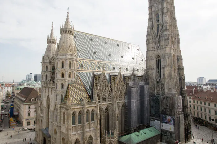 In Wien schon Realität: In Wiener Stephansdom wird seit 2001 für touristische Besichtigung Eintrittsgeld verlangt. Ein kostenloser Zutritt im im hinteren Teil des Kirchenschiffes ist jedoch möglich. Für Domführungen mit Audioguide oder Führer sind sechs Euro zu zahlen.