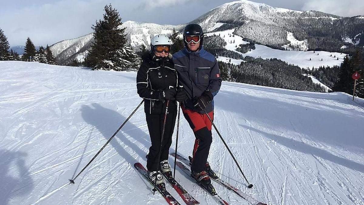 Die Pisten am Salzstiegl geben den Blick auf den schneebedeckten Rappoldkogel frei