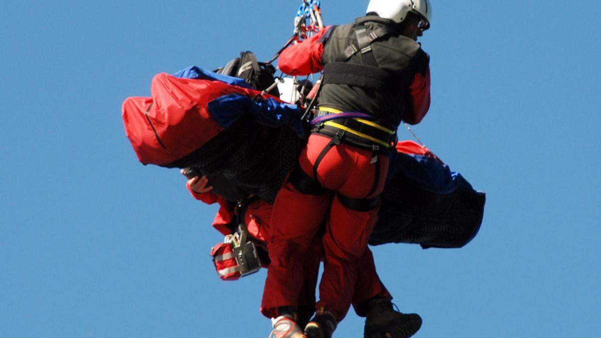 Der Verletzte musste mittels Seil aus dem steilen Waldgebiet geborgen werden 