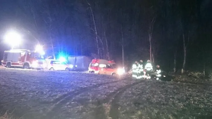 Das Auto landete abseits der Straße
