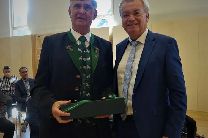 Bürgermeister Engelbert Köppel mit Anton Lang.