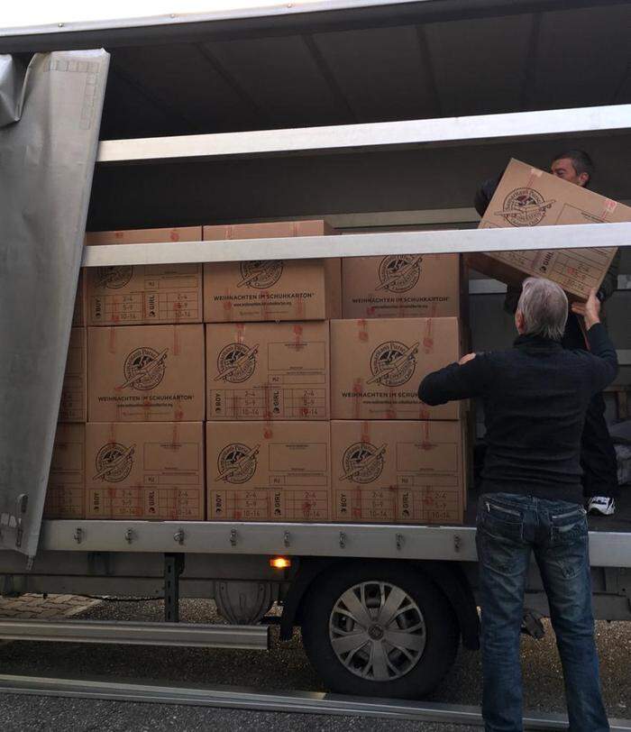 In Feldkirchen wird auf Kleinlaster verladen, welche die Pakete zu Großtransporten bringen 