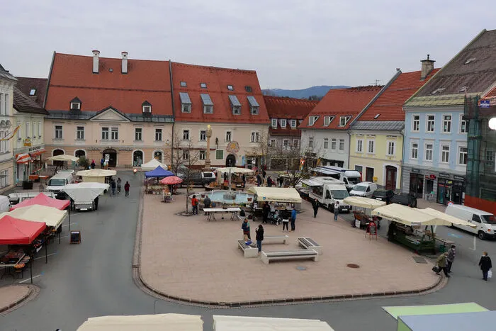Dass die Produkte einen regionalen Bezug haben, war dem Wochenmarkt Anton Dabernig seit Beginn an wichtig. „Angefangen haben wir im Jahre 1999 mit rund 14 Standlern. Mittlerweile sind wir auf 22 fixe Teilnehmer angewachsen und einen die vier Länder Kärnten, Italien, Slowenien und Ungarn“, freut sich Dabernig, der seine Standler-Gemeinschaft auch gerne als „Familie“ bezeichnet, mit der gemeinsam Ausflüge und diverse Aktivitäten unternommen werden.